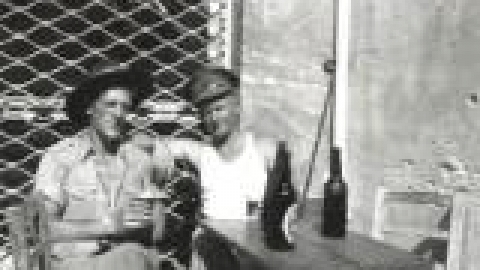 בית קפה פינתי, עם הלקוחות הקבועים, חיילי הצבא הבריטי. באדיבות פלק_jpg.jpg