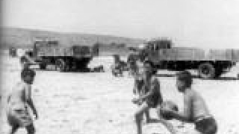 חוף הים, יהושע סגל וחברים משחקים בכדור בחוף קרית חיים ברקע רכב ההסעה לים. באדיבות אסתי סגל_jpg.jpg