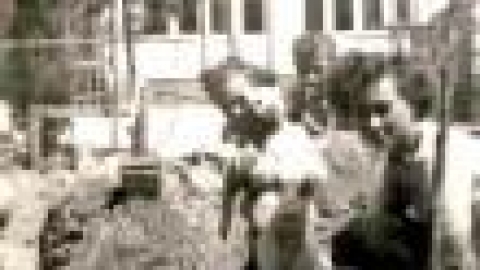 מלחמת העולם השנייה, חפירת מקלטים בחצרות הבתים באדיבות כץ_jpg.jpg