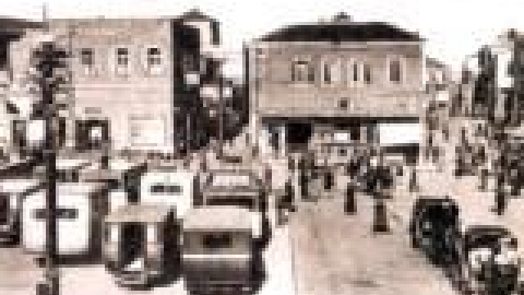 אוטובוס בתחנה המרכזית בחיפה,  תחנת חמרה, ליד כיכר פריז. שנות ה-20 עד אמצע שנות ה-30_jpg.jpg