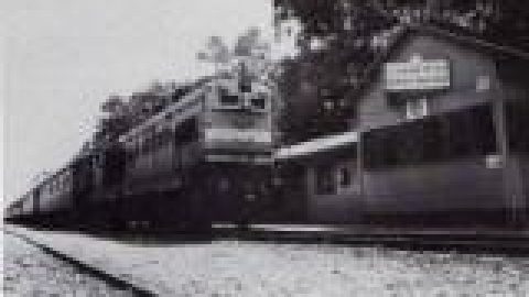 רכבת, תחנת הרכבת המחודשת במפלס המקורי. צריף בקרת המסילות וסככת ההמתנה קיימים עד היום_jpg.jpg