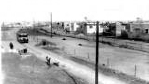 אוטובוס קו 14 בשדרות השופטים, על רקע הבתים הנבנים_jpg.jpg