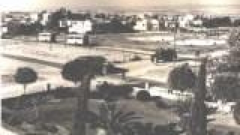 אוטובוס בכיכר שדרות השופטים היום המזרקה, מימין משוריין בריטי, שנות הארבעים_jpg.jpg
