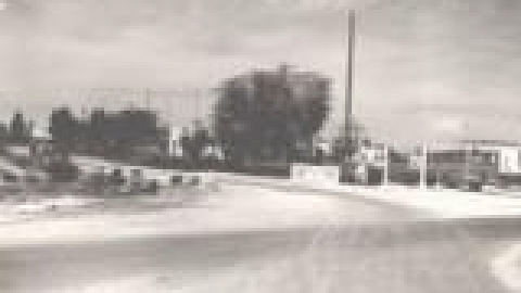 אוטובוס קו 14 בכניסה למוצקין, קפה דוכס, היום מוצארט, שנות הארבעים_jpg.jpg