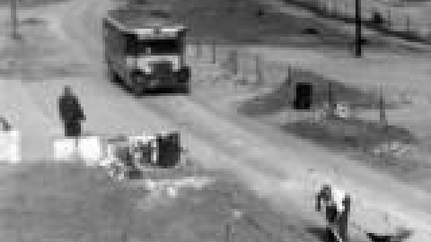 אוטובוס בשדרות השופטים טרם סלילת הכביש 1936. באדיבות אסתי גרוסמן סגל_jpg.jpg