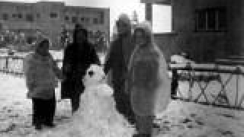 ילדים בקריה עם בובת שלג בשלג הגדול חורף 1950_jpg.jpg