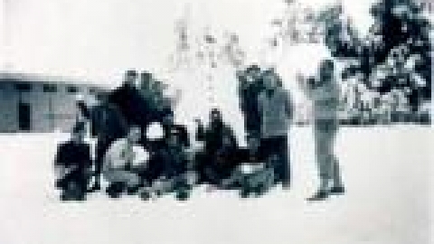 בית ספר אחדות, בובות שלג בחצר ביהס השלג הגדול חורף 1950, מימין המורה רוזן_jpg.jpg
