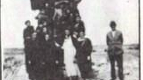 סלילת הכביש הראשון והיחיד בשכונת הצריפים, צילום קבוצתי עם המכבש שנות הארבעים_jpg.jpg