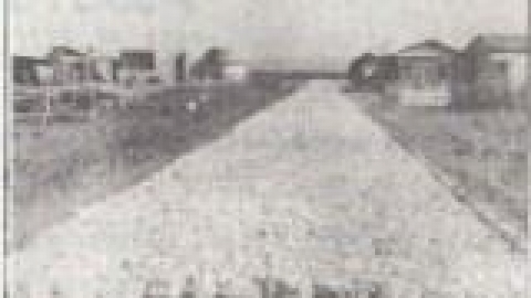 שכונת הצריפים, הכנת הכביש היחיד בשכונה לסלילה. היום רחוב כצנלסון_jpg.jpg