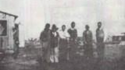 בנימיני ליפא על רקע הצריף ההולך ונבנה בשכונת הצריפים_jpg.jpg