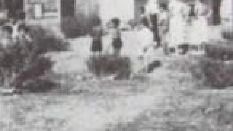 שכונת הצריפים, ילדים על רקע הצריפים_jpg.jpg