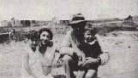 ינובסקי תמונה משפחתית על רקע שכונת הצריפים 1934_jpg.jpg