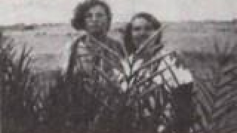 גידרו ביצות, צילה זילברמן ויפה רוזנברג שכונת הצריפים, על רקע הביצה הגדולה_jpg.jpg