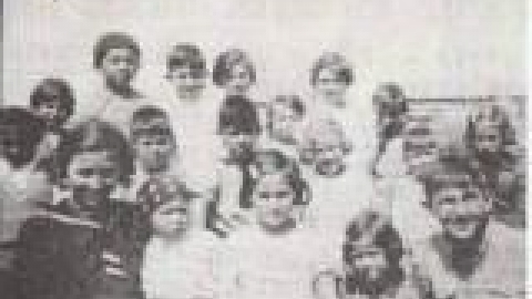 ילדי שכונת הצריפים בצילום משותף חופשת פסח 1939_jpg.jpg