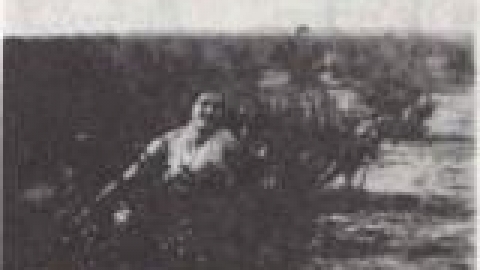 גידרו ביצות, חיה ליסק שכונת הצריפים, על רקע הביצה הגדולה_jpg.jpg