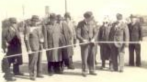 נפחא צבי ולחובסקי, המזכירים, עם המהנדס אטקס, 1941_jpg.jpg