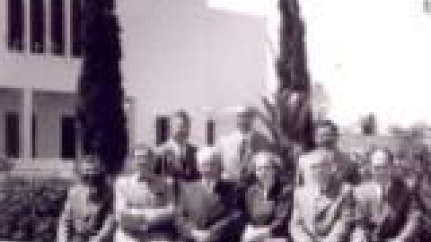 מועצה מקומית, חברי המועצה בחזית בנין בית הכנסת הגדול, שנות ה-40_jpg.jpg