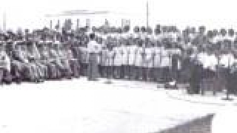 גן גוסטאב, הפתיחה החגיגית, מקהלת בית הספר מנעימה את זמנם של האורחים_jpg.jpg