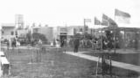 גן גוסטאב, טכס חנוכת הגן המעוטר בדגלים. ברקע מגדל המים_jpg.jpg