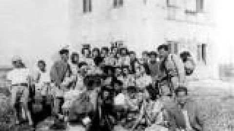 מכבי הצעיר, לפני או אחרי טיול, למרגלות מגדל המים. באדיבות וייסבלט_jpg.jpg