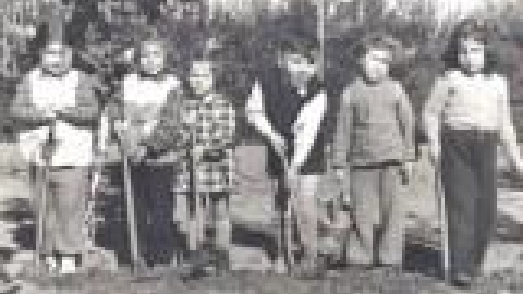 גן חיה סברנסקי, עבודה בגן הירק 1944 באדיבות יוסי זיגל_jpg.jpg