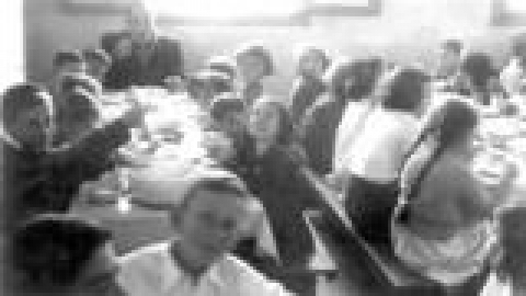 בית ספר אחדות מסעדת התלמידים, ארוחת צהריים, בראש השולחן המורה יחזקאל רוזן. מוזג מרק משמאל, יצחק כץ_J