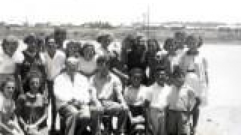 בית ספר אחדות מחזורים כיתה ח 1938 בחצר ביהס על רקע שכונת הצריפים_jpg.jpg