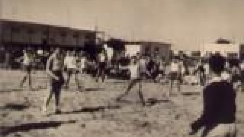 בית ספר אחדות שונות, משחק מחניים בשעת ההפסקה במגרש החול בחצר ביהס 1947_JPG.JPG