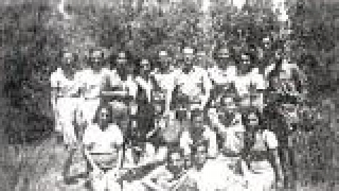 בית ספר אחדות שונות, כיתה ט על רקע חורשת האקליפטוסים_jpg.jpg