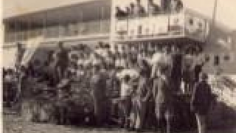 בית ספר אחדות חגים, שבועות 1943, הבאת ביכורים, על הבמה המרכזית מברך המנהל יצחק שפירא_JPG.JPG