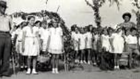 בית ספר אחדות חגים, שבועות, תהלוכת ביכורים 1940 באדיבות גולדברג רות_jpg.jpg