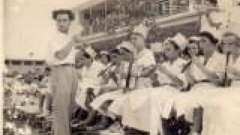 בית ספר אחדות חגים, שבועות, תזמורת ביהס מנצח התזמורת המורה צבי סופר_JPG.JPG