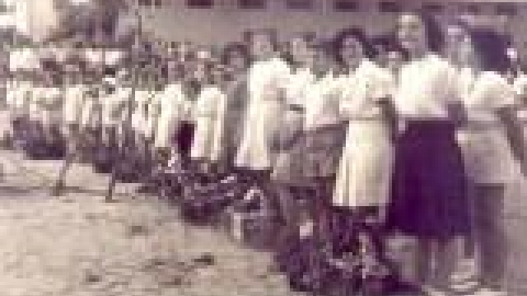 בית ספר אחדות חגים, שבועות 1946, הבאת ביכורים_JPG.JPG