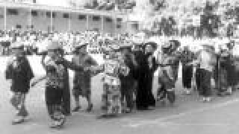 בית ספר אחדות חגים, תהלוכת תחפושות פורים שנות הארבעים_JPG.JPG