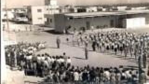 בית ספר אחדות טכסים, מסדר חגיגי בחצר ביהס, משמאל, הבמה והמרפסת_jpg.jpg