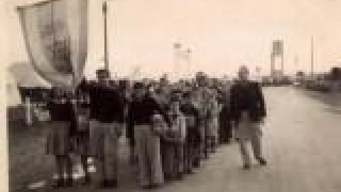 בית ספר אחדות אירועים, תרומת ספרים לילדי מעברת קרית שמואל, 1945. ברקע מגדל המים_JPG.JPG