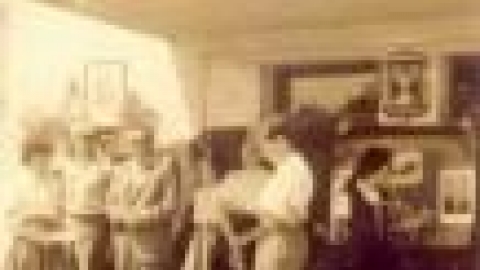 בית ספר אחדות טכסים, יום הזיכרון למרגלות המרפסת בחזית ביהס_JPG.JPG