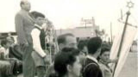 בית ספר אחדות טכסים, יום הזיכרון 1938, על הבמה המנהל יצחק שפירא_JPG.JPG