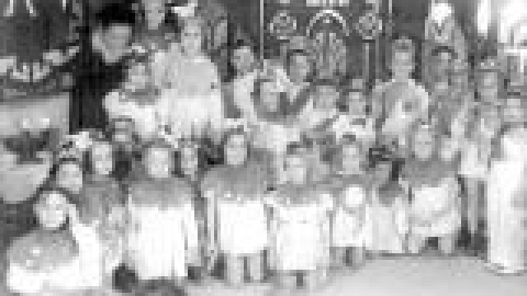 בית ספר אחדות חגים, ילדי כיתה א בחנוכה 1948 באדיבות מיטלמ_JPG.JPG