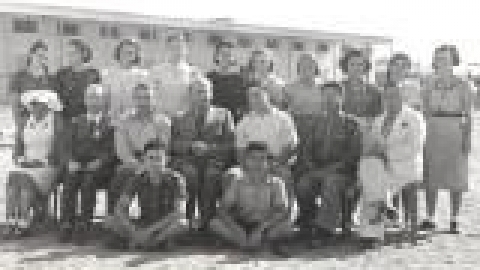 בית ספר אחדות מורים, תמונה קבוצתית בחצר ביהס שנות השלושים_jpg.jpg