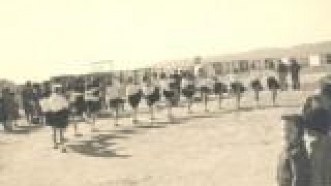 בית ספר ויצמן טכסים, הופעת תלמידים בחצר ביהס שנות החמישים_jpg.jpg