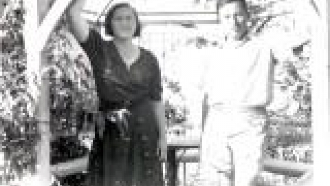 שחורי המשפחה בחצר הבית_jpg.jpg