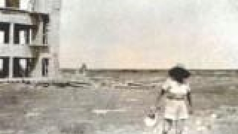 מגדל המים בבנייה 1934, פועלת עברייה. ברקע בית המוטור המשאבה על הבאר הראשונה_jpg.jpg