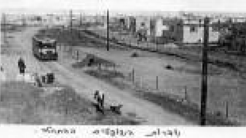 שדרות השופטים שנות השלושים, אוטובוס קו 14 בשדרה תוך כדי סלילת הכביש. באדיבות אסתי גרוסמן סגל_jpg.jpg